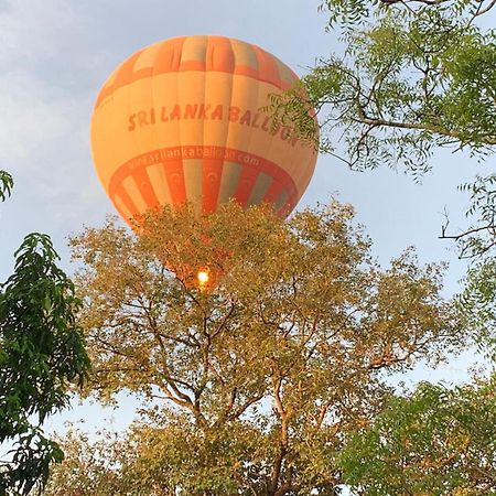 Eden Grand Hotell Dambulla Exteriör bild