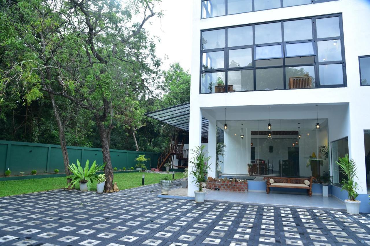 Eden Grand Hotell Dambulla Exteriör bild