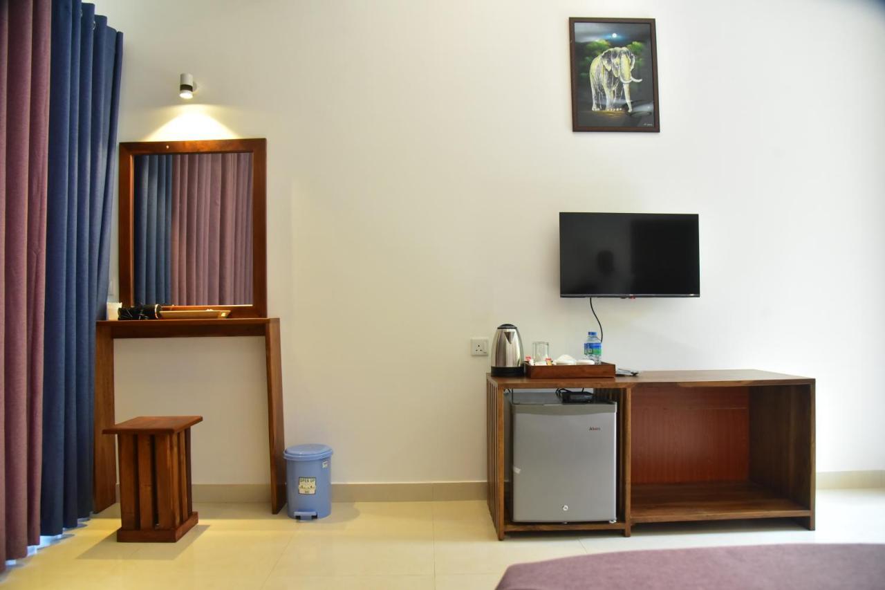 Eden Grand Hotell Dambulla Exteriör bild