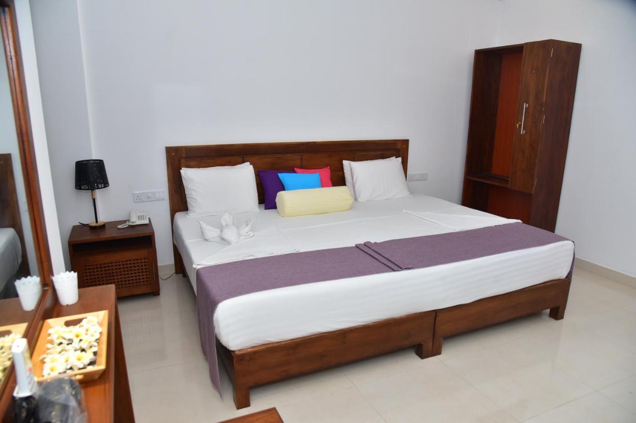 Eden Grand Hotell Dambulla Exteriör bild